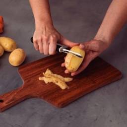 Pela papas con mango negro Utilita Tramontina